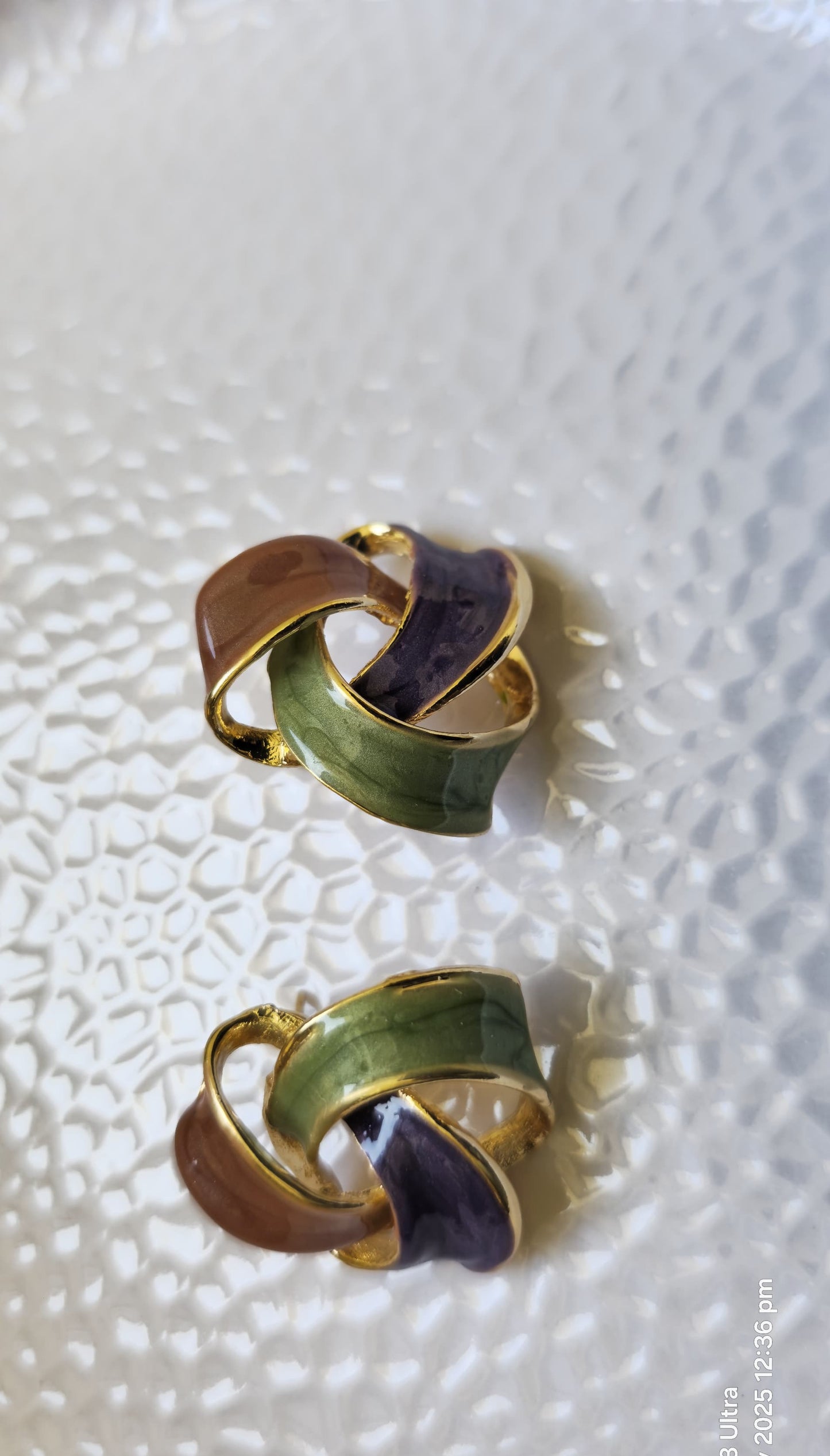 ELEGANT OVERLAP EARINGS