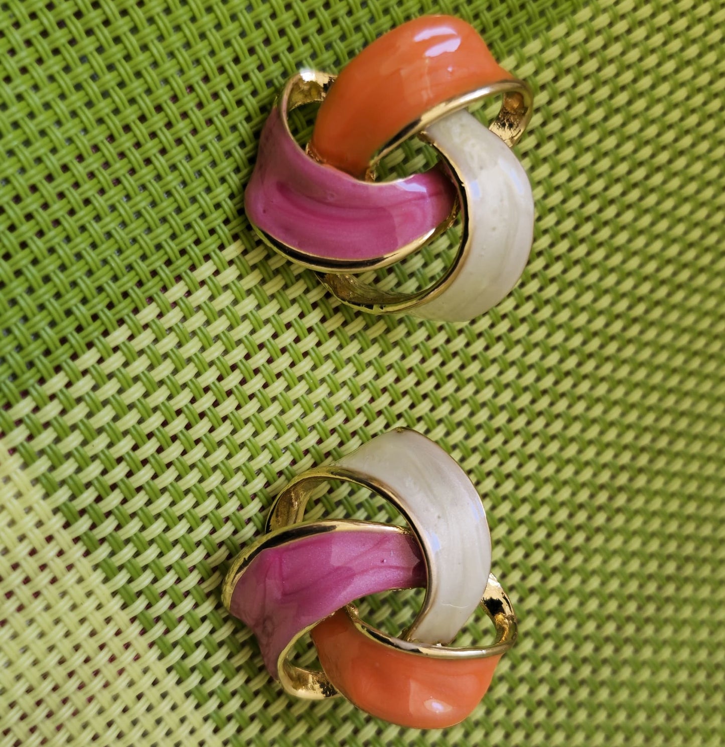 ELEGANT OVERLAP STUD EARINGS