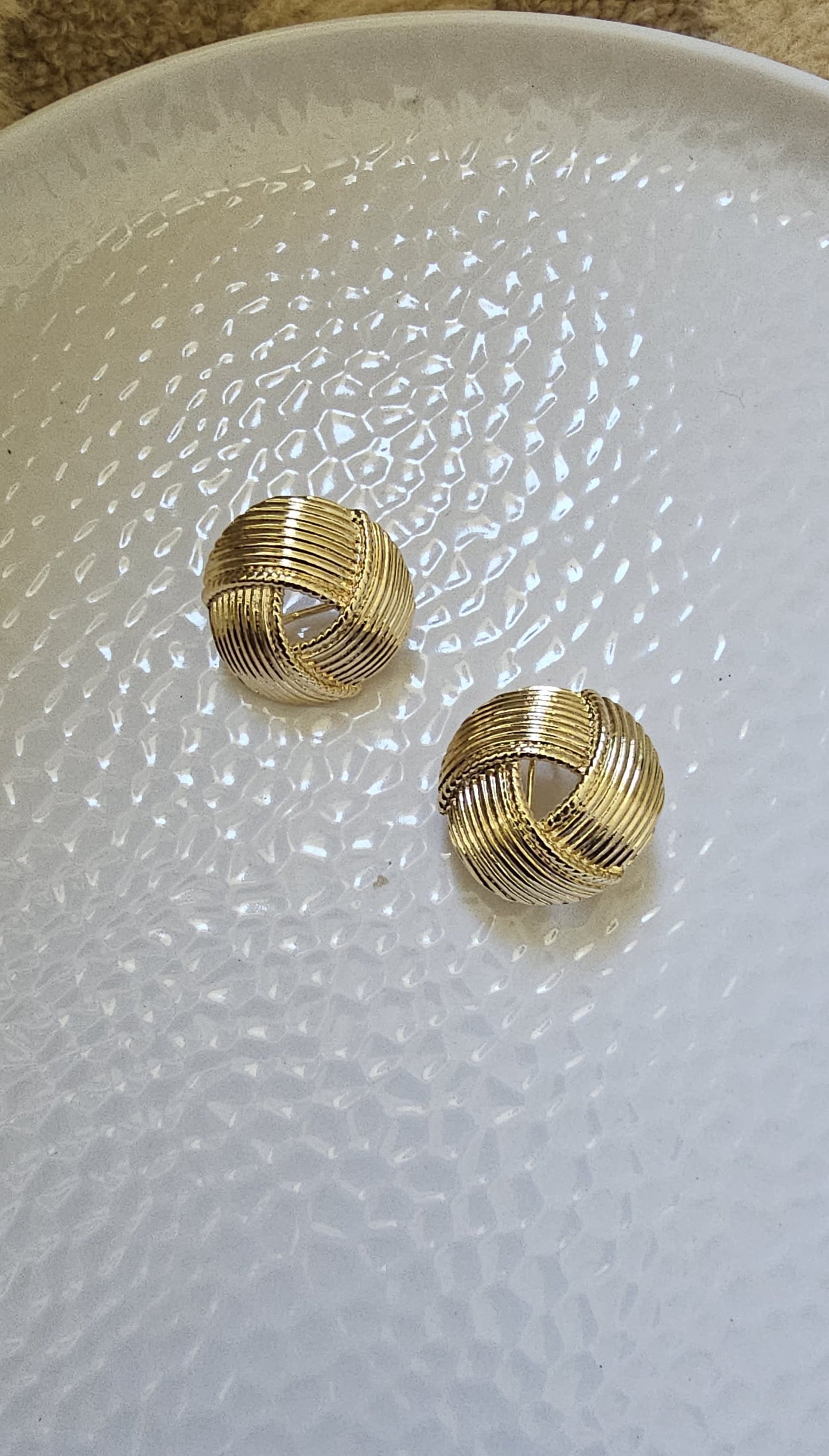 GOLDEN KNOT OF ELEGENCE STUD