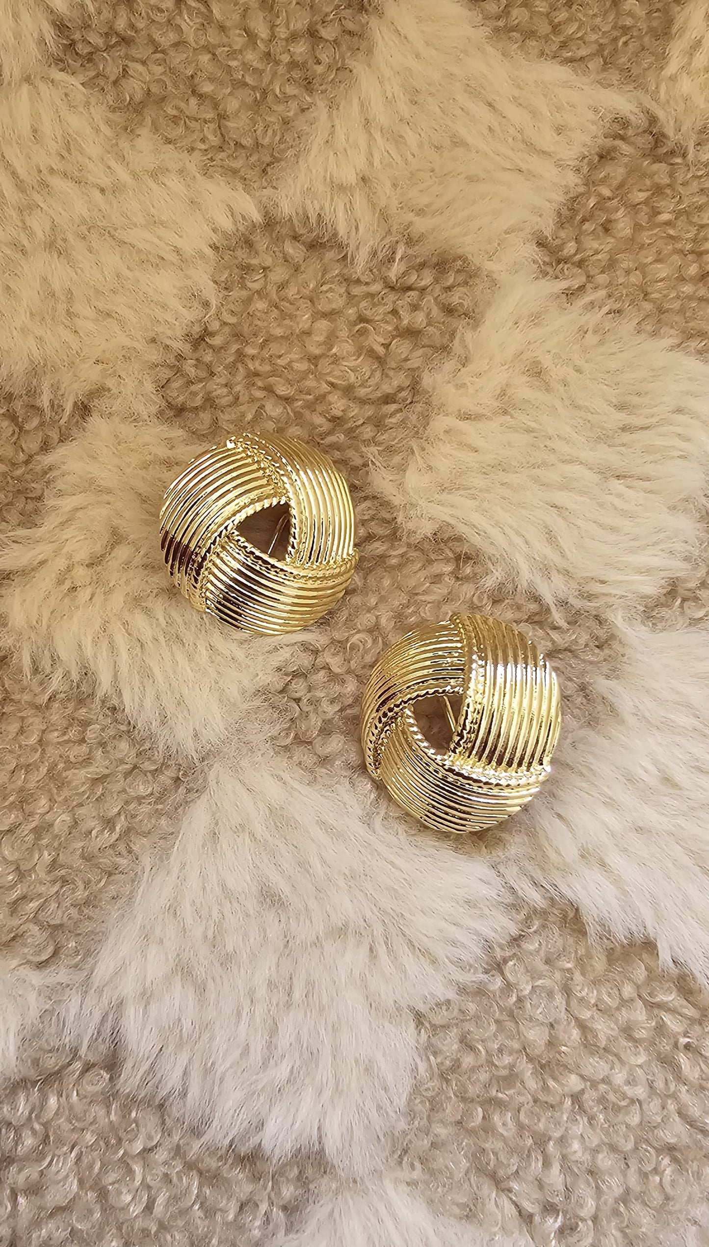 GOLDEN KNOT OF ELEGENCE STUD