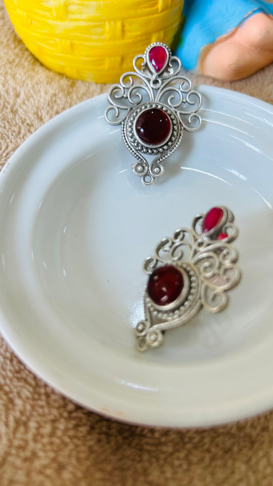 AADHAVI STUD EARRINGS