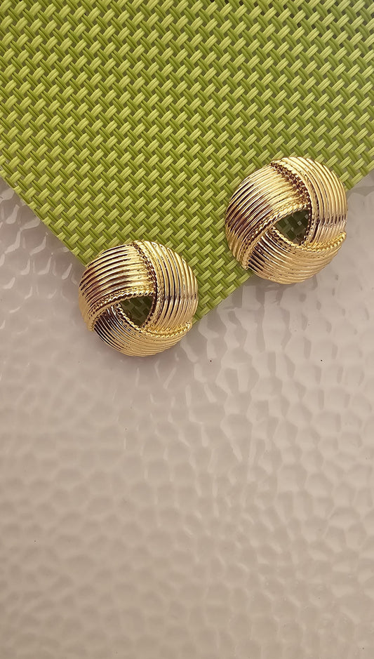 GOLDEN KNOT OF ELEGENCE STUD