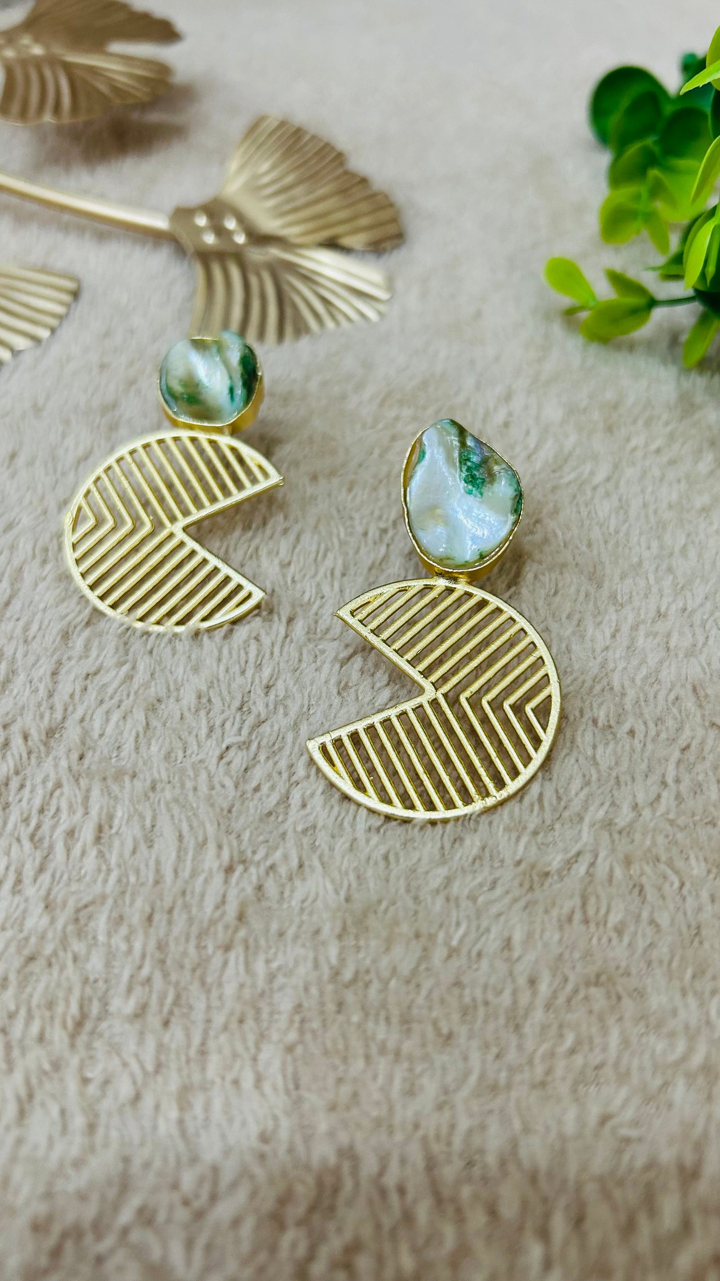 MOTHER PEARL STUD