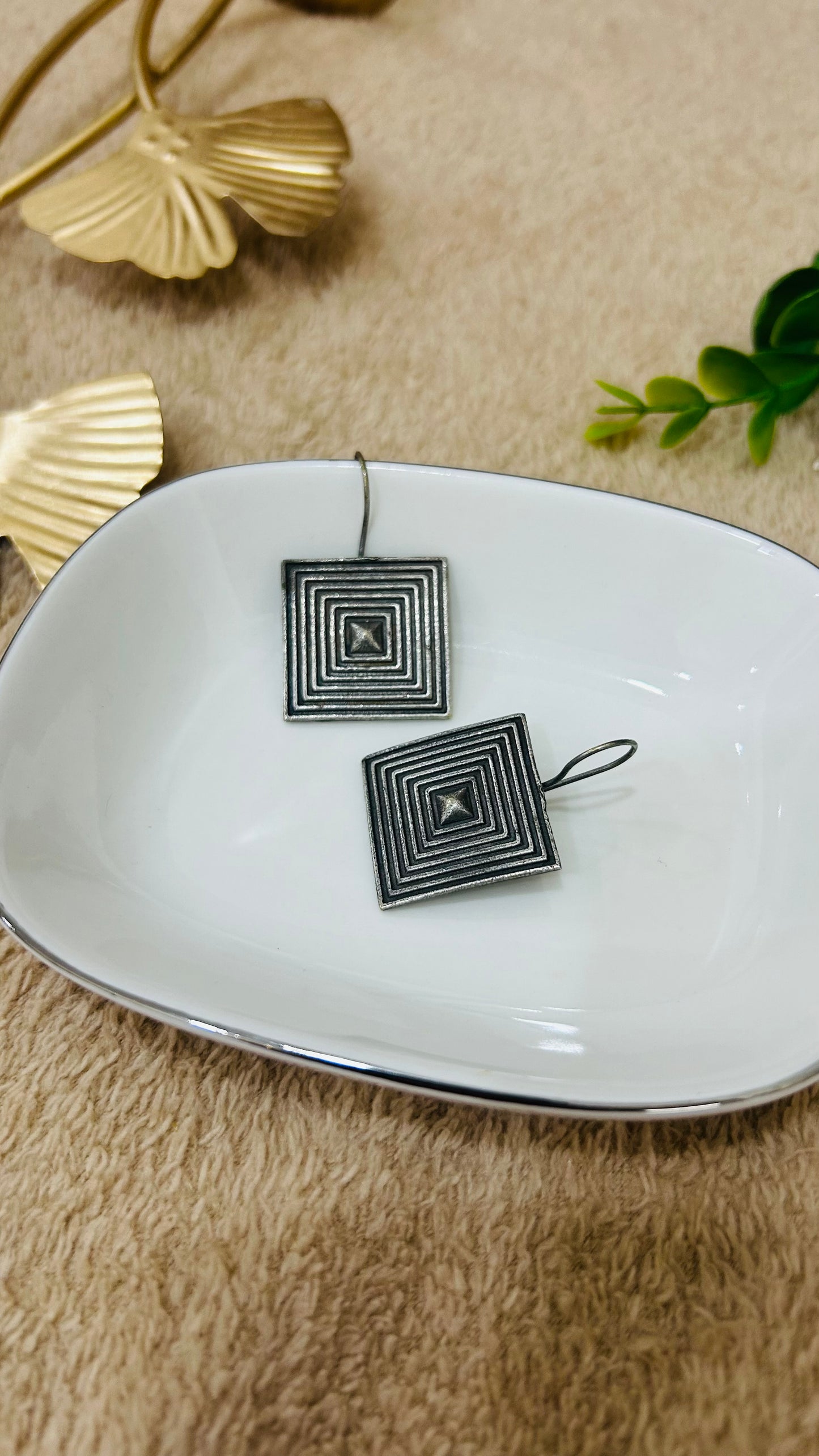 ALIA OXIDISED STUD