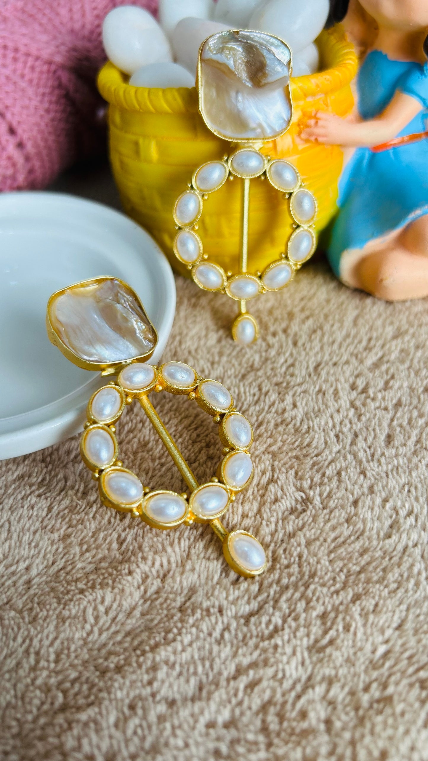 PEARLY STUD EARRINGS