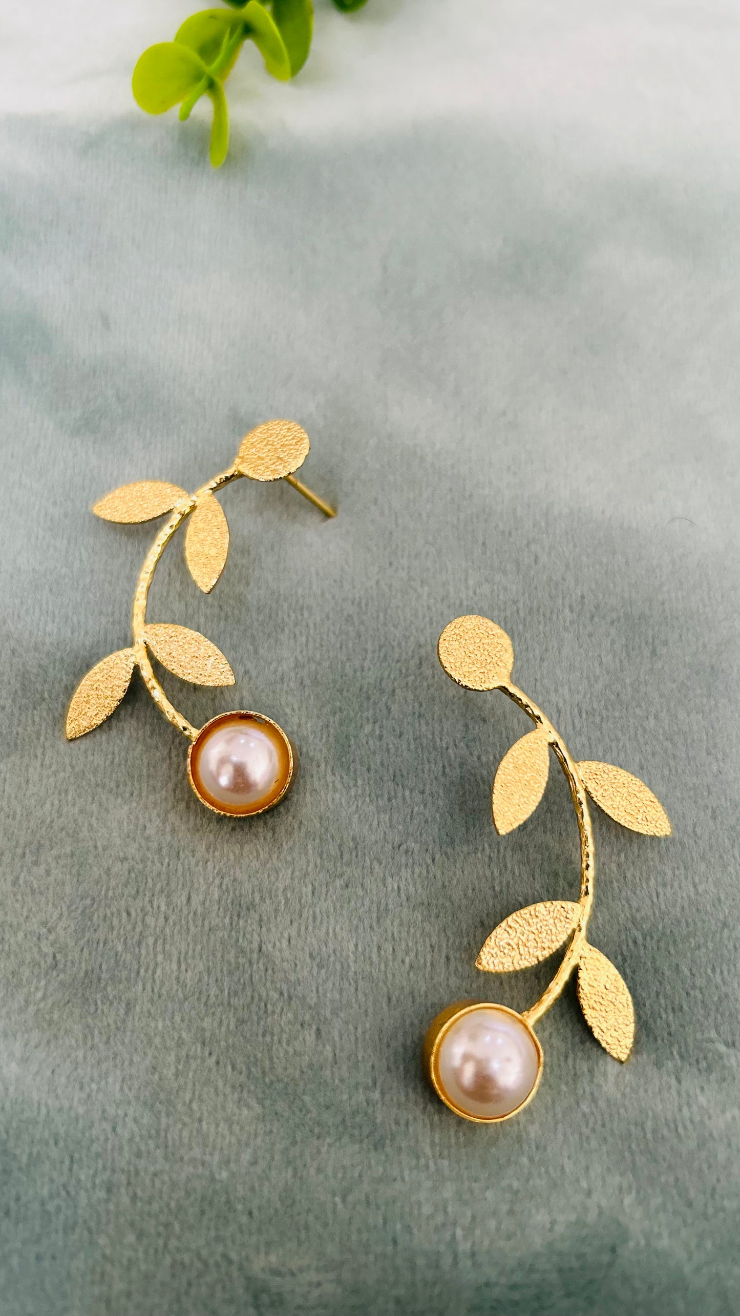 CHIRVI STUD EARRINGS